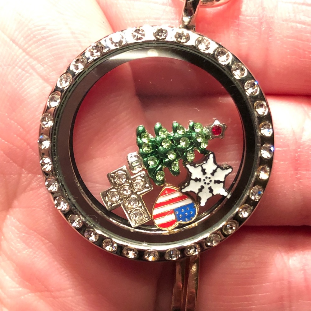 Floating Charm Necklace NWOT